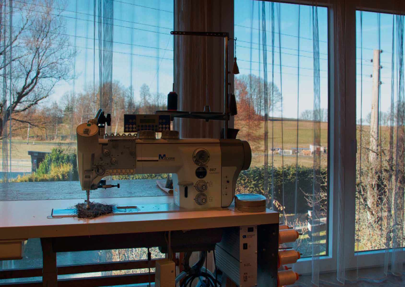 Nähmaschine am Fenster in der Werkstatt