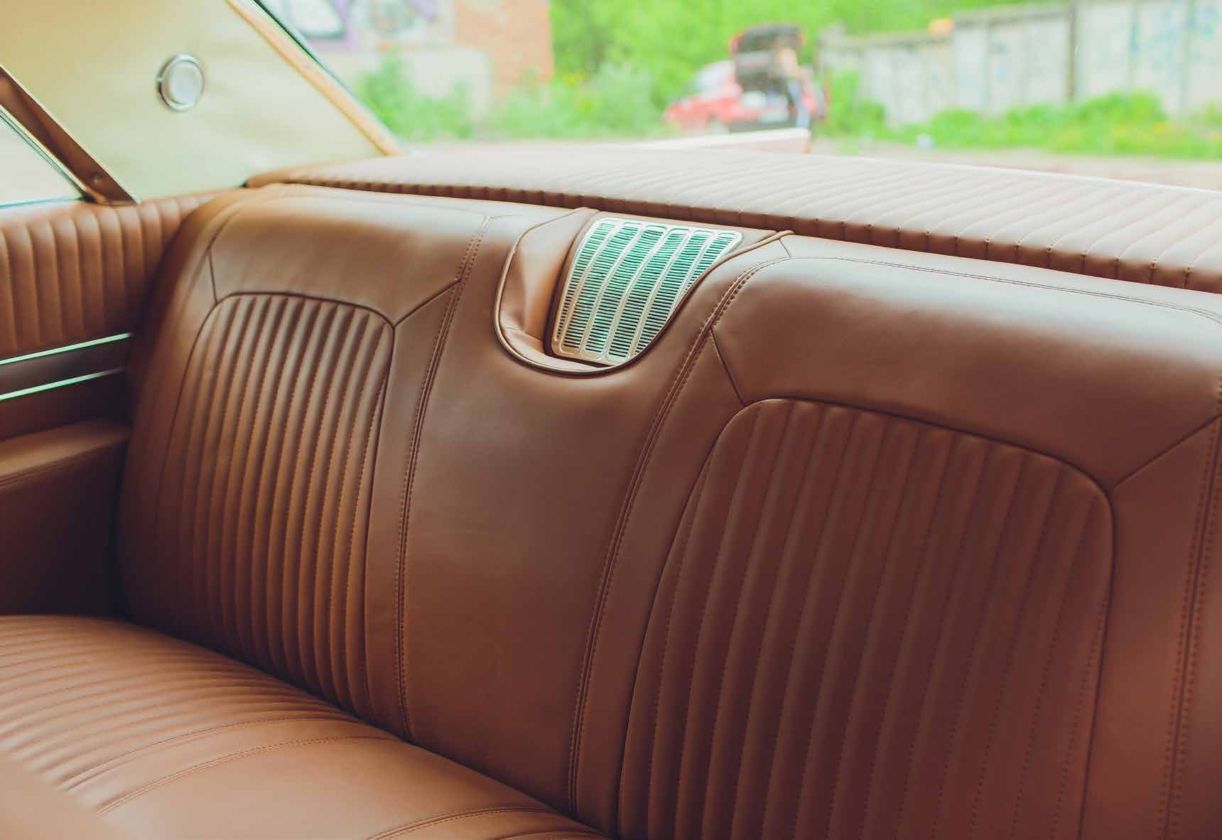 Braune Lederbank eines klassischen Fahrzeugs